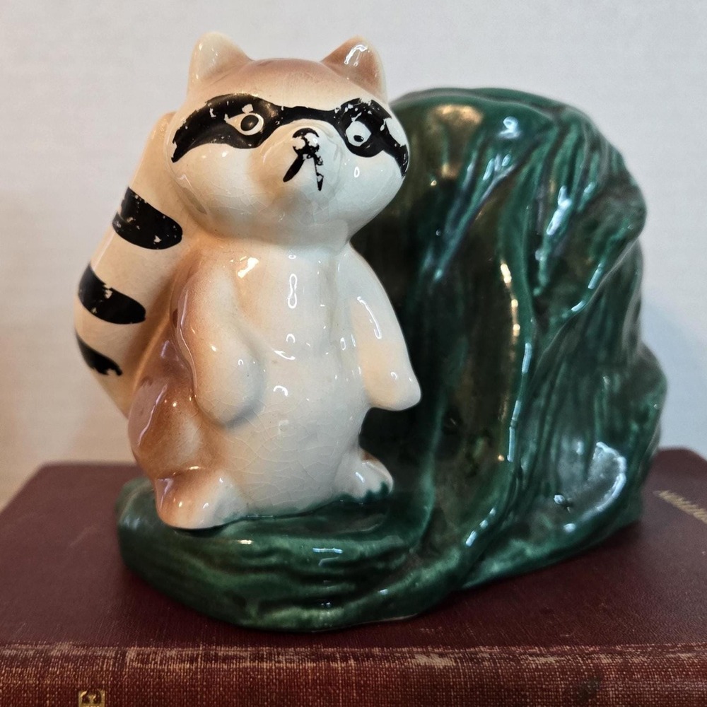 Vintage Bandit-Look Raccoon Planter, pottery, green tree stump Unique - Picture 8 of 11